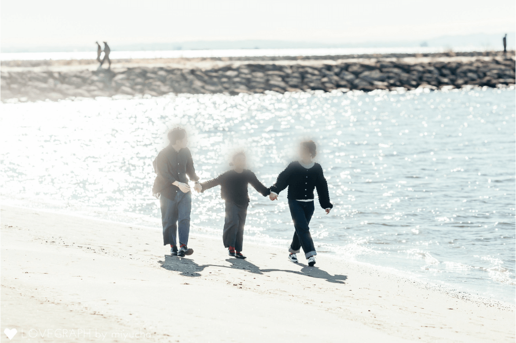 葛西海浜公園を談笑しながら歩く3人の写真